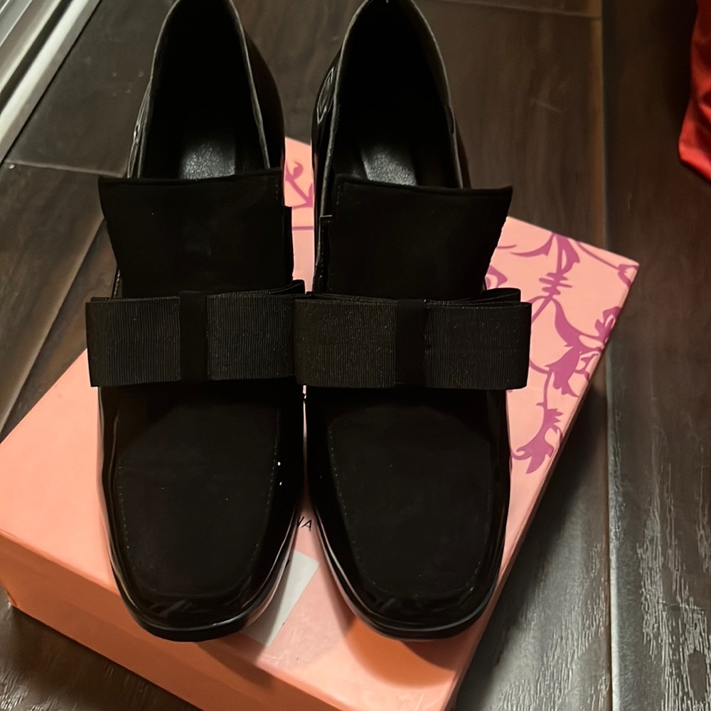 Cute black shoes size 7 brand new.